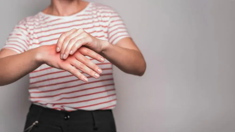 Diagram illustrating the carpal tunnel in the wrist and the median nerve causing pain.