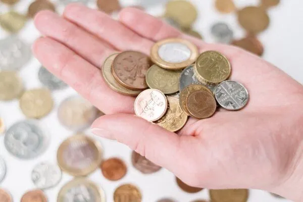 Graphic illustrating the cost of PRP injections with pound symbols and a vial of PRP.